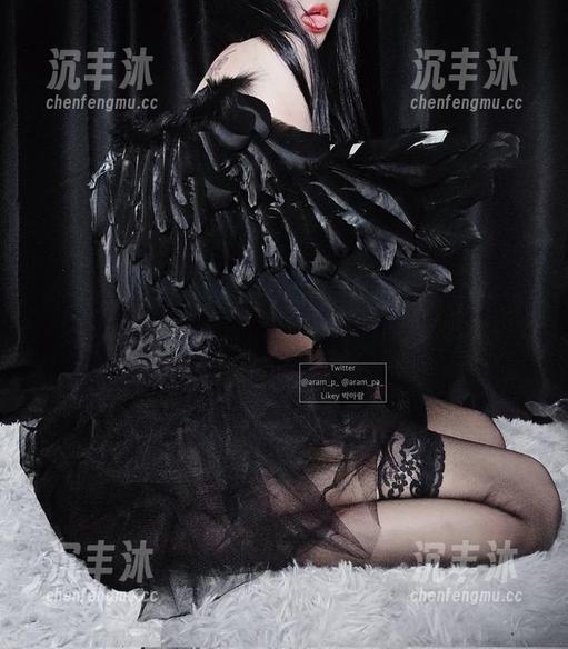Aram(아람)DJAWA的高清原图——泳池旁的夏天，谁说我只能喝可乐？