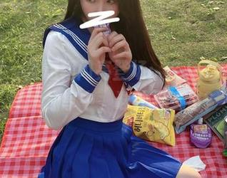 微密圈 – 当短裙闪亮登场：在July芝岚的图片分享中，谁才是主角？