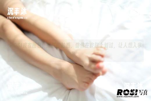 ROSI皮衣图包:细腻的触感,仿佛在皮肤上划过,让人想入非非。 ROSI皮衣图包:细腻的触感,仿佛在皮肤上划过,让人想入非非。