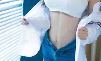 UGirls尤果网 – 娜依灵儿的灰丝照片：毛衣不是唯一可以让你想入非非的搭配吧！