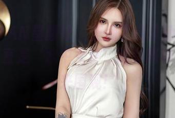 XINGYAN星颜社 – 王俪丁呀泳池最新图包：简直是‘水中女神’的专属秘笈，快来围观！