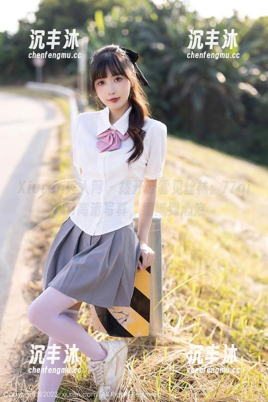Xiuren秀人网 - 拨开云雾见丝袜：77qiqi高清写真，细腻到心底