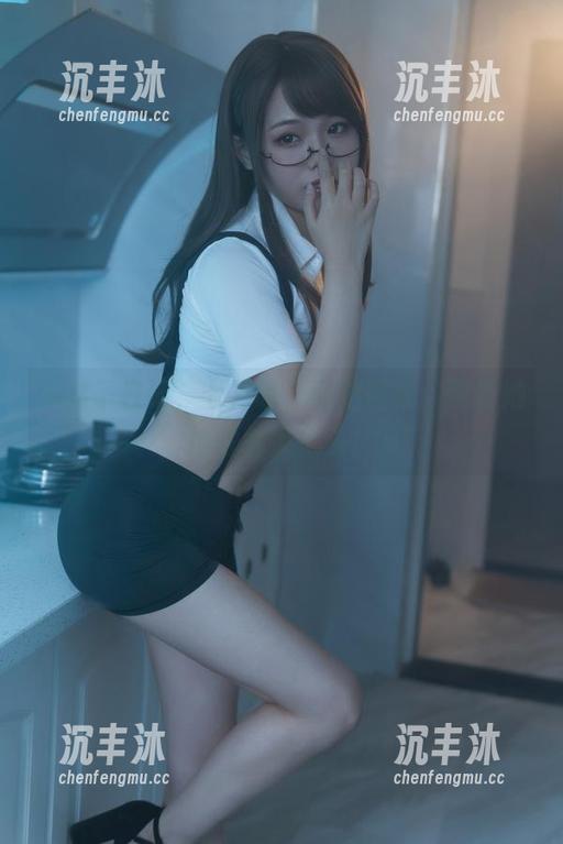 熊孩子日记，七月喵子私拍图集：跟着她抢占各大风头！