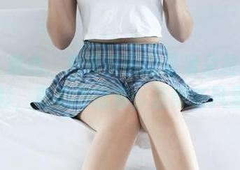 丽柜 – 放心，免费美图就是潘朵拉的白衬衫，真心不捂着，直飘在风里