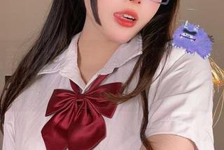 探索九言的户外写真：资源真不少，不过她的姿势有点随性哦…