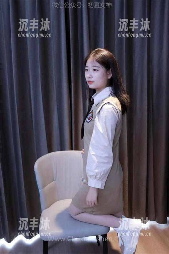 初夏女神 - 传说中的高清原图：柒柒的精灵之光，捕捉那些我不敢对镜子说的秘密。