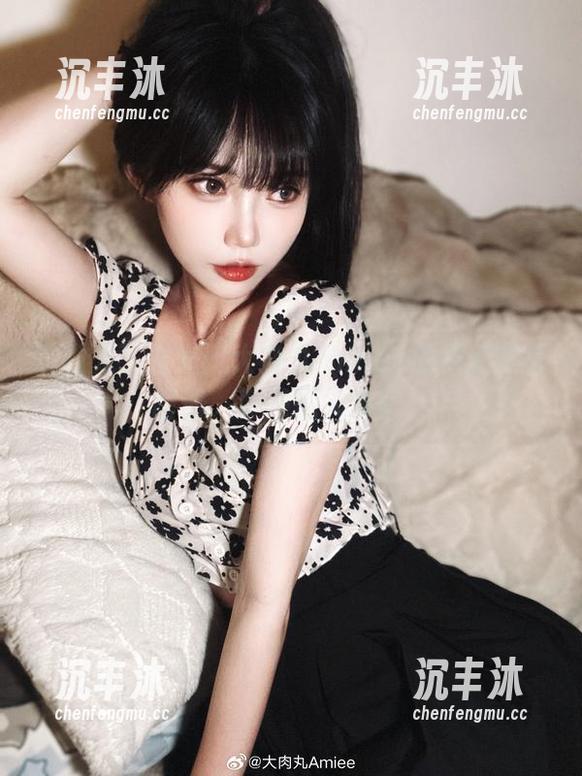 在阳光下发光：大肉丸Amiee的最新户外图册，真是惹人嫉妒！