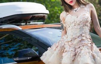头条女神 – 小如镜的御姐私房写真，让人一看就想翻牌！