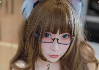 小泉学姐吖的透明女仆写真，免费的魅力就等你来发现！