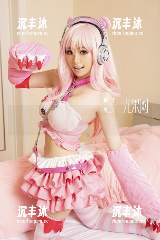 尤果网 - 在泳池中与栗子的定制写真，这可不是普通的水花！