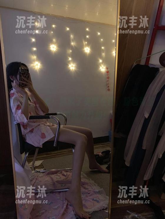 微密圈 - 看！桃脱了美图在线，粉色背景下的魅力升级！