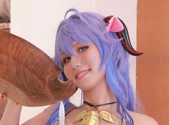 桜满三时的浴室cos图册：水珠滑落与角色扮演的奇妙结合！