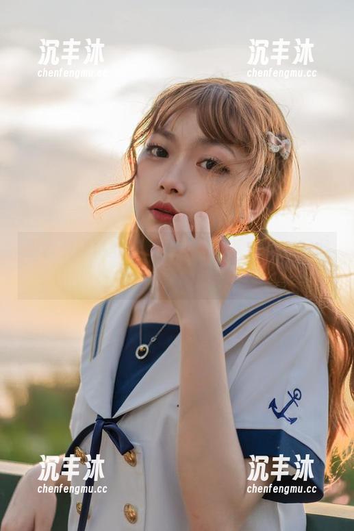 跟着梨瑾瑾的清纯私拍，图片里藏着微微的春风！