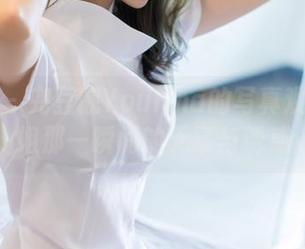 爱蜜社 – 兜豆靓Youlina的写真观察：学姐那一瞬间的无辜与诱惑