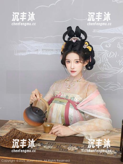 秀人网 - 伊小七MoMo与比基尼的邂逅，定制图片里的夏日刺激情怀