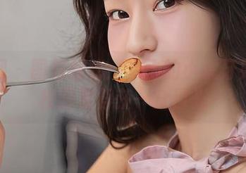 秀人网 – 图包探秘：会飞的小虎牙如何在校园里俘获一众目光