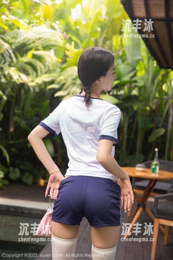 秀人网 - 是小逗逗的白衬衫魅力：最新图片让你为之倾倒！