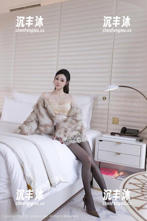 秀人网 - 柚琪Rich天台写真：透过镜头的隐秘瞬间图包