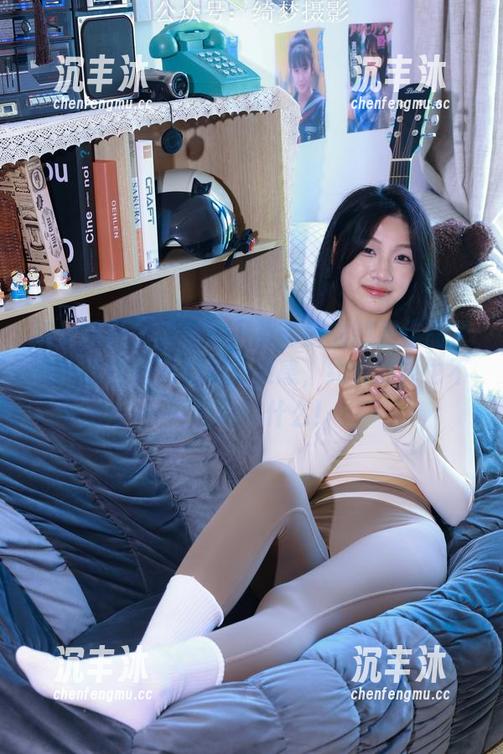 绮梦摄影 - 准备好下载雨薇的制服作品了吗？保证每天都有新灵感，约会时再也不用担心穿什么！