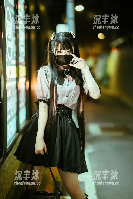 在线看落落Raku的制服魅力：图片真是眼睛的享受