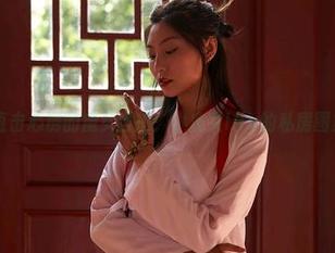 蜜桃社 – 直击心房的魔女自拍：小魔女lily的私房图集解锁秘密
