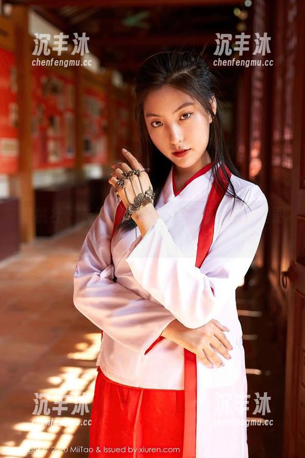 蜜桃社 - 长腿的诱惑！定制写真见证爱丽莎Lisa的优雅瞬间