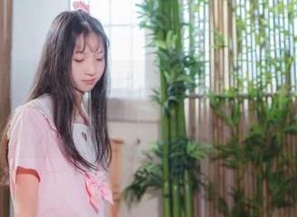 一起翻阅西呱呀呀呀的黑丝百合私拍合集，感觉温度在上升…