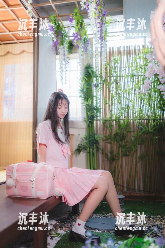一起翻阅西呱呀呀呀的黑丝百合私拍合集，感觉温度在上升…