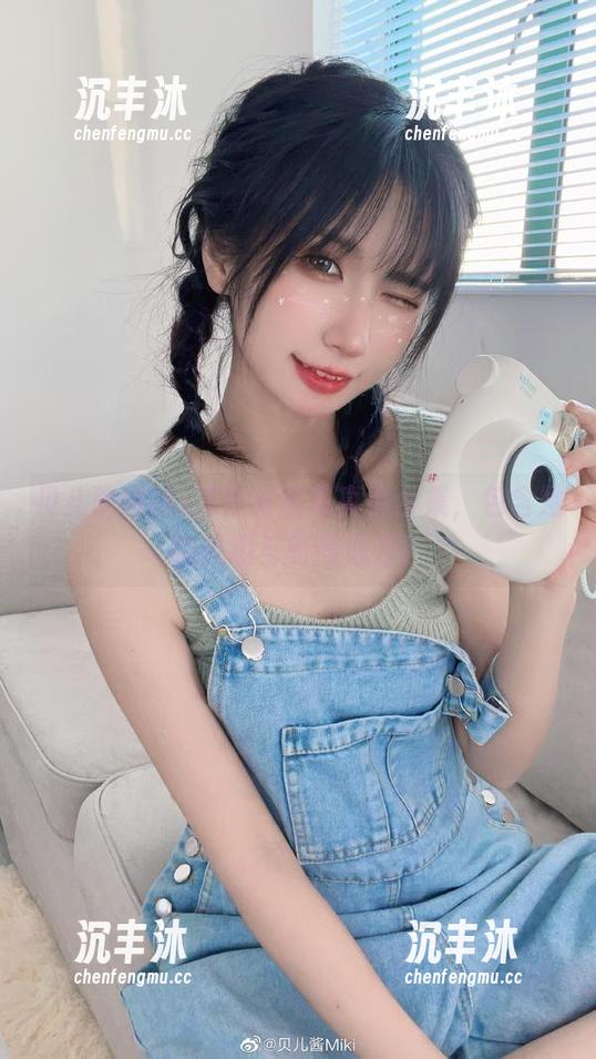 贝儿酱Miki艾米莉亚写真小合集，包含她的风趣与时尚成分！