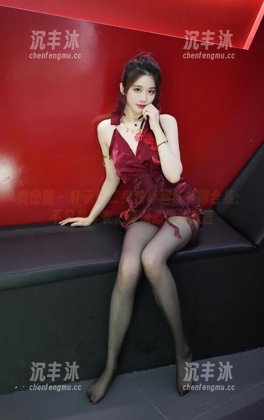 微密圈 - 轩子巨二兔独特酒红礼服合集：不只是穿衣，更是态度的宣言