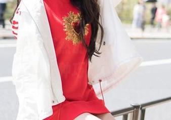 魅妍社 – 在黄乐然的灰丝美图里，壁纸也是一种巧妙的暗示