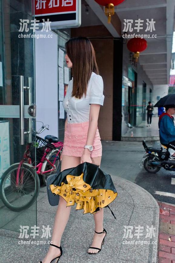 魔镜街拍 - 总有一天：婷婷的黑丝美腿将无圣光的白色吊带连衣裙化为现实，套图里竟藏着这么多故事。