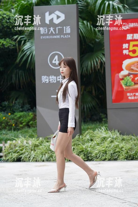 魔镜街拍 - 在寒风中，婷婷的极品肉丝高清写真，免费下载！真是万圣节的逼格！