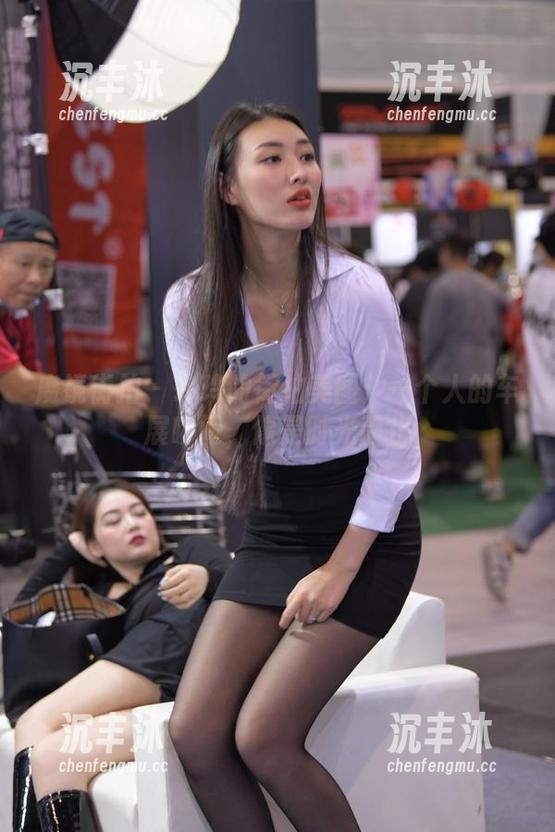 魔镜街拍 - 玲玲的街拍美图：一个人的车展瞬间，像是时光静止