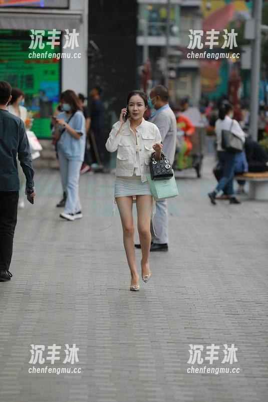 魔镜街拍 - 艾小青的色彩世界：超短裙与肉丝的照片合集