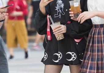 魔镜街拍 – 浪荡商业广场：萌宝儿的全套原图，肉丝包臀裙与哈哈镜的绝配！