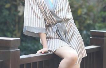 快来魔镜街拍领取免费的可爱粉色短裙小姐姐套图，把日常也拍得像梦一样！