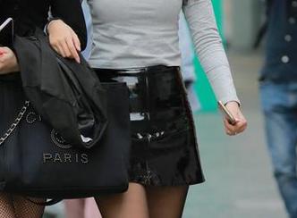 魔镜街拍：那些制服长腿美女的图片，真是让人血脉膨胀！