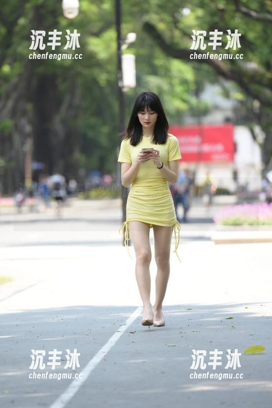 这些紧致美臀少妇的姿态，魔镜街拍写真集中简直是艺术品，分享一波！